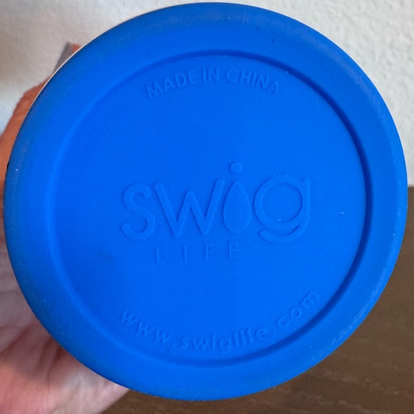 NWOT Swig Life 32 oz Insulated Red, White, & Blue Star Pattern Tumbler - Picture 4 of 4